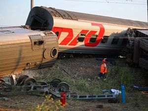 Kereta Penumpang Tergelincir usai Tabrak Truk, 100 Orang Terluka