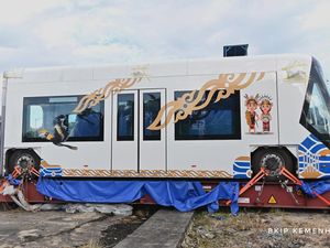 Penampakan Kereta Tanpa Rel Asal China yang Tiba di IKN Penampakan Kereta Tanpa Rel Asal China yang Tiba di IKN