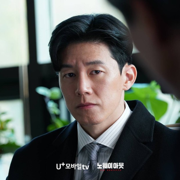 Kim Moo Yul di Drama No Way Out: The Roulette / Foto : instagram.com/disneypluskr Kim Moo Yul di Drama No Way Out: The Roulette / Foto : instagram.com/disneypluskr