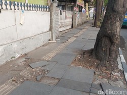 Keluh Kesah Pejalan Kaki Lintasi Trotoar Rusak di Bandung
