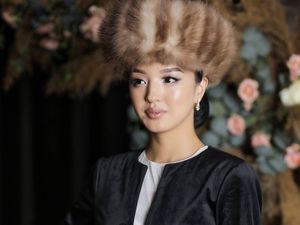 Foto: Ratu Kecantikan dengan Lamaran Mewah di Tengah Negara Dilanda Longsor