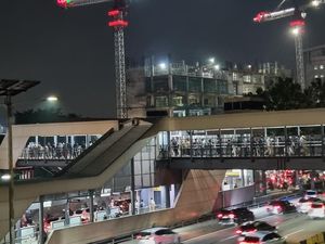 Lift JPO Cikoko Mati, Antrean Warga Hendak ke Stasiun Cawang Mengular Lift JPO Cikoko Mati, Antrean Warga Hendak ke Stasiun Cawang Mengular