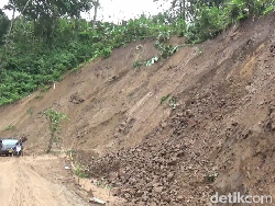Jalur Perbukitan Piket Nol Lumajang Longsor, Lalin Sempat Macet