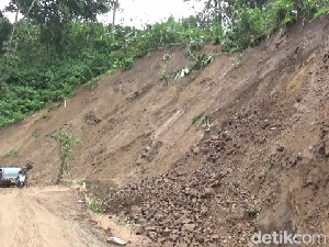 Jalur Perbukitan Piket Nol Lumajang Longsor, Lalin Sempat Macet Jalur Perbukitan Piket Nol Lumajang Longsor, Lalin Sempat Macet
