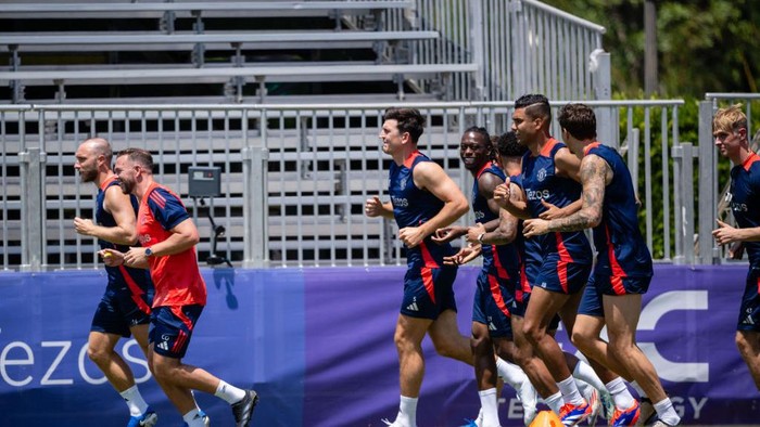 LOS ANGELES, CALIFORNIA - JULY 25: Christian Eriksen, Harry Maguire, Aaron Wan-Bissaka, Casemiro, Victor Lindelof and Toby Collyer in action during a first team training session as part of their pre-season tour of the USA at UCLA on July 25, 2024 in Los Angeles, California.  (Photo by Ash Donelon/Manchester United via Getty Images)