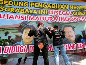 Demo Protes Ronald Tannur Bebas Berlanjut, Massa Segel PN Surabaya Demo Protes Ronald Tannur Bebas Berlanjut, Massa Segel PN Surabaya