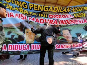 Massa Demo PN Surabaya Kecewa Atas Putusan Hakim Vonis Bebas Ronald Tannur Massa Demo PN Surabaya Kecewa Atas Putusan Hakim Vonis Bebas Ronald Tannur