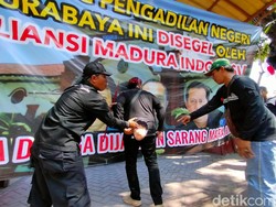 Kecewa Ronald Tannur Bebas, Massa Blokade Jalan hingga Segel PN Surabaya