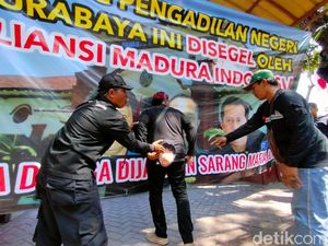 Kecewa Ronald Tannur Bebas, Massa Blokade Jalan hingga Segel PN Surabaya Kecewa Ronald Tannur Bebas, Massa Blokade Jalan hingga Segel PN Surabaya