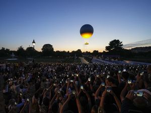Menikmati Senja Paris yang Berhias Kaldron Olimpiade 2024
