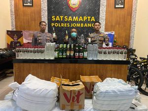 Pedagang Miras di Jombang Digerebek, 493 Botol Disita