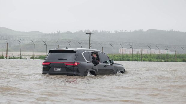 This picture taken on July 28, 2024 and released from North Korea's official Korean Central News Agency (KCNA) via KNS on July 29, 2024 shows North Korea's leader Kim Jong Un looking out from a car as he inspects the area for flood damage after record-breaking heavy rains in the city of Sinuiju, North Pyongan province. (Photo by KCNA VIA KNS / AFP) / South Korea OUT / REPUBLIC OF KOREA OUT---EDITORS NOTE--- RESTRICTED TO EDITORIAL USE - MANDATORY CREDIT 