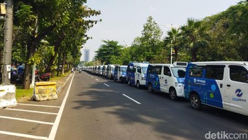 Duduk Perkara Demo Sopir Jaklingko hingga Parkir Angkot di Balai Kota