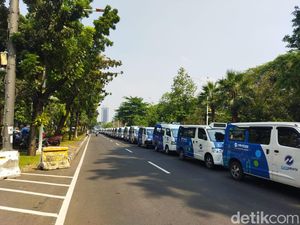 Sopir JakLingko Mogok Operasi, Angkot Berjejer di Seberang Balai Kota Sopir JakLingko Mogok Operasi, Angkot Berjejer di Seberang Balai Kota