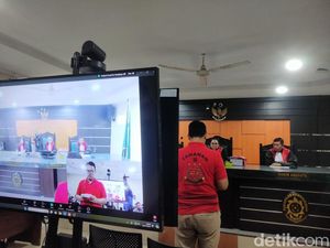 Palti Menangis saat Bacakan Pledoi, Ngaku Jadi Pelayan Ibadah di Lapas