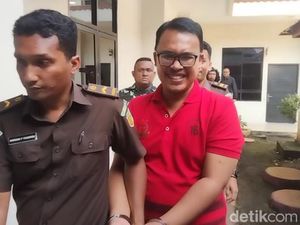 Bebas dari Penjara Relawan Ganjar Palti Hutabarat Usai Bayar Denda Rp 50 Juta Bebas dari Penjara Relawan Ganjar Palti Hutabarat Usai Bayar Denda Rp 50 Juta
