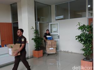 Kejari Geledah RSUD Batam, Sita 13 Kardus SPJ Anggaran Tahun 2016 Kejari Geledah RSUD Batam, Sita 13 Kardus SPJ Anggaran Tahun 2016