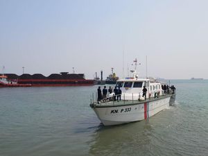 Imigrasi Gelar Patroli Laut, Periksa Dokumen Kapal Asing di Selat Sunda Imigrasi Gelar Patroli Laut, Periksa Dokumen Kapal Asing di Selat Sunda