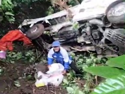 Pikap Muat Beras Terjun ke Jurang Sedalam 50 Meter di Gumitir Jember