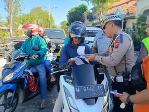 1.370 Pemotor di Sampang Ditilang Karena Tak Pakai Helm 1.370 Pemotor di Sampang Ditilang Karena Tak Pakai Helm