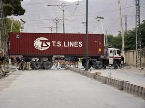 Protes Tagihan Listrik Meroket, Jalan di Pakistan Diblokir Kontainer