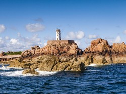 7 Fakta Pulau Brehat Surga Kecil di Lepas Laut Prancis dengan Mercusuar yang Ikonik