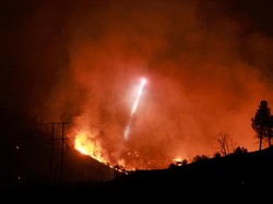 Video Helikopter Dikerahkan Padamkan Api Kebakaran Hutan di California