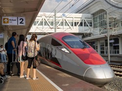 Jelang Satu Tahun Beroperasi, Kereta Cepat Bawa Kebahagiaan Masyarakat RI