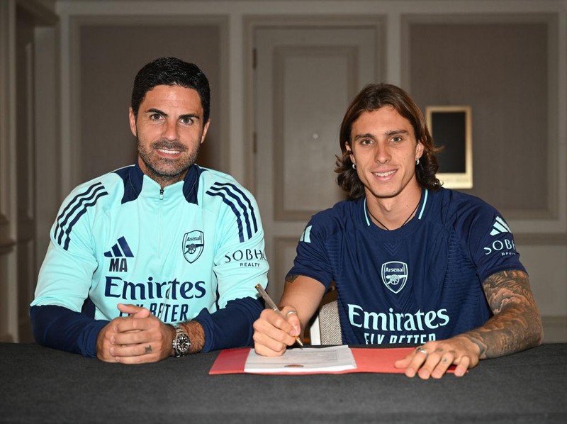 PHILADELPHIA, PENNSYLVANIA - JULY 29: Arsenal manager Mikel Arteta with new signing Riccardo Calafiori as he signs his contract at the team hotel in Philadelphiaon July 29, 2024 in Philadelphia, Pennsylvania. (Photo by Stuart MacFarlane/Arsenal FC via Getty Images)