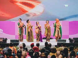 Cara Rieka Roslan dan Nadadara Meriahkan Hari Kebaya Nasional