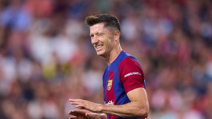 SEVILLE, SPAIN - MAY 26: Robert Lewandowski of FC Barcelona reacts during the LaLiga EA Sports match between Sevilla FC and FC Barcelona at Estadio Ramon Sanchez Pizjuan on May 26, 2024 in Seville, Spain. (Photo by Fran Santiago/Getty Images)