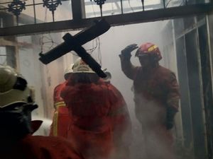 Rumah Kos di Surabaya Terbakar gegara Penghuni Lupa Matikan Hair Dryer Rumah Kos di Surabaya Terbakar gegara Penghuni Lupa Matikan Hair Dryer