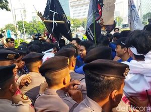 Mahasiswa Demo di Patung Kuda, Sempat Dorong Polisi-Paksa Mau ke Istana