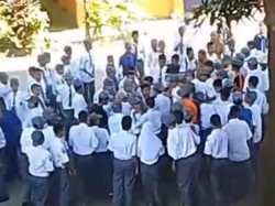 Heboh Siswa SMKN 5 Makassar Diduga Dikeroyok Senior di Halaman Sekolah