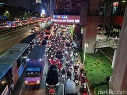 Mobil Tabrak Pembatas Busway, Lalin di Pancoran Jaksel Arah Kuningan Macet