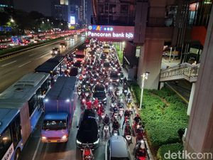 Mobil Tabrak Pembatas Busway, Lalin di Pancoran Jaksel Arah Kuningan Macet Mobil Tabrak Pembatas Busway, Lalin di Pancoran Jaksel Arah Kuningan Macet