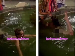 Duh, Sabar ya Italia... Lagi-lagi Ada Wanita Berenang Topless di Air Mancur Duh, Sabar ya Italia... Lagi-lagi Ada Wanita Berenang Topless di Air Mancur