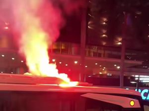 Penampakan Flare Menyala di Atap Bus Saat Suporter Rayakan Juara AFF U-19 Penampakan Flare Menyala di Atap Bus Saat Suporter Rayakan Juara AFF U-19