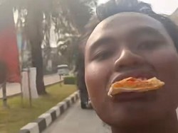 Polisi Selidiki Pria Depok Makan Pizza Sambil Motoran-Bakal Ditilang