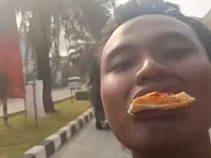 Polisi Selidiki Pria Depok Makan Pizza Sambil Motoran-Bakal Ditilang Polisi Selidiki Pria Depok Makan Pizza Sambil Motoran-Bakal Ditilang