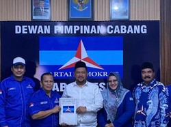 Respons PDIP Gresik Soal Bu Min Kenakan Jas Demokrat