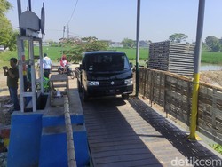 Warga Kedungpeluk Sidoarjo Bangun Sendiri Jembatan Darurat