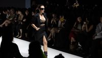 Foto: Wulan Guritno Seksi di Catwalk, Pakai Bra Hanya Dibalut Blazer