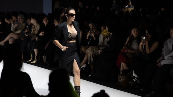 Foto: Wulan Guritno Seksi di Catwalk, Pakai Bra Hanya Dibalut Blazer
