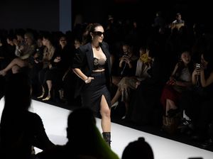 Foto: Wulan Guritno Seksi di Catwalk, Pakai Bra Hanya Dibalut Blazer Foto: Wulan Guritno Seksi di Catwalk, Pakai Bra Hanya Dibalut Blazer
