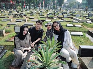 Nyekar ke Makam Adjie Massaid Usai Nikah, Aaliyah Tulis Pesan Bikin Mewek Nyekar ke Makam Adjie Massaid Usai Nikah, Aaliyah Tulis Pesan Bikin Mewek