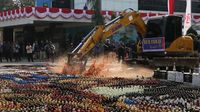 Aksi Eskavator Musnahkan Ribuan Botol Miras Ilegal