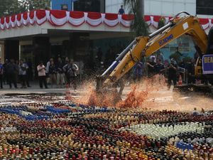 Bea Cukai Musnahkan 162 Ribu Miras-12 Juta Rokok Ilegal Senilai Rp 165 M