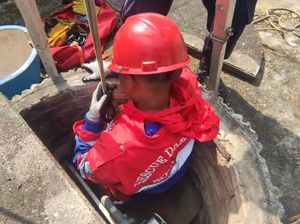 Petugas Damkar Jambi Rela Masuk Sumur 7 Meter demi Selamatkan Anak Kucing