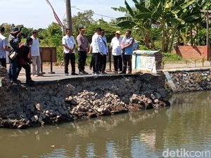 Asisten Deputi Kemensesneg Tinjau Jembatan Kedungpeluk yang Ambruk Asisten Deputi Kemensesneg Tinjau Jembatan Kedungpeluk yang Ambruk